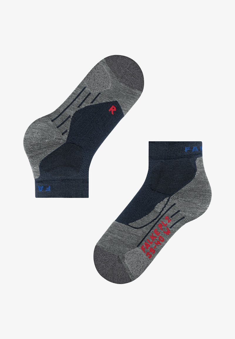 Skarpety sięgające kostki w odcieniach granatu i szarości, z teksturowanym materiałem, wzmocnionym piętą oraz czerwono-niebieskim napisem wskazującym rozmiar i markę.