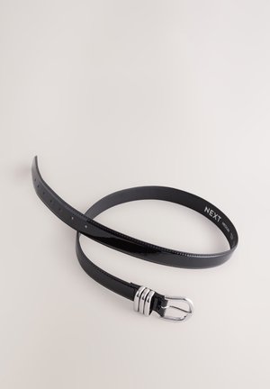 Ceinture en cuir noir avec une finition lisse et polie. Présente une boucle argentée avec trois anneaux d'accent et plusieurs trous de réglage.