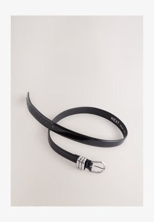 Ceinture en cuir noir avec une finition lisse et polie. Présente une boucle argentée avec trois anneaux d'accent et plusieurs trous de réglage.