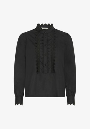 Czarna bluzka z wysokim kołnierzem, falbaniastymi detalami, zapięciem na guziki z przodu, długimi rękawami oraz teksturowanym wykończeniem przy listwie i mankietach.