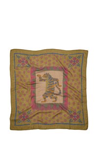 Kwadratowa chusta z wzorem, na środku z grafiką tygrysa, obramowana kwiatowymi motywami w odcieniach różu i niebieskiego na żółto-brązowym tle.