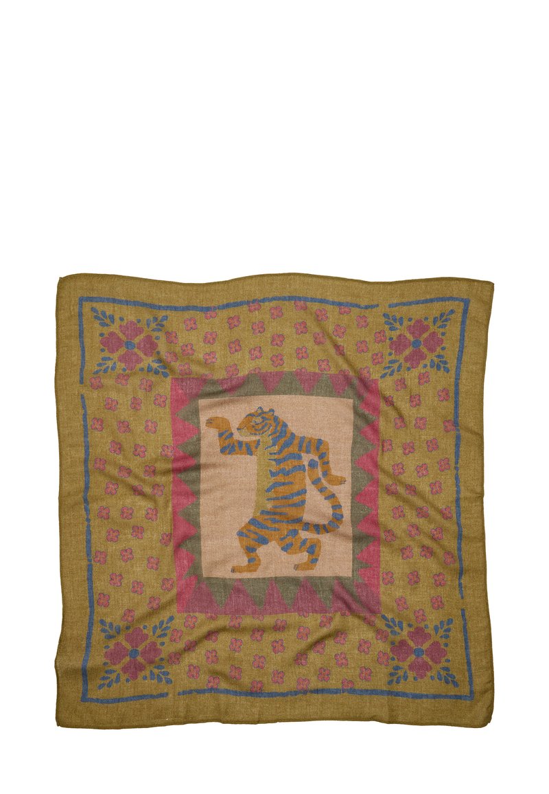 Kwadratowa chusta z wzorem, na środku z grafiką tygrysa, obramowana kwiatowymi motywami w odcieniach różu i niebieskiego na żółto-brązowym tle.