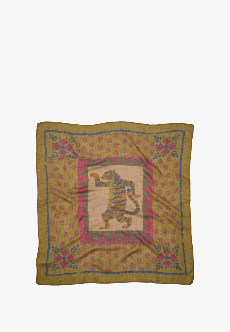 Kwadratowa chusta z wzorem, na środku z grafiką tygrysa, obramowana kwiatowymi motywami w odcieniach różu i niebieskiego na żółto-brązowym tle.