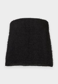 Μαύρη θολή φούστα σωλήνας με ίσιο τελείωμα, απλωμένη επίπεδα σε λευκό φόντο.