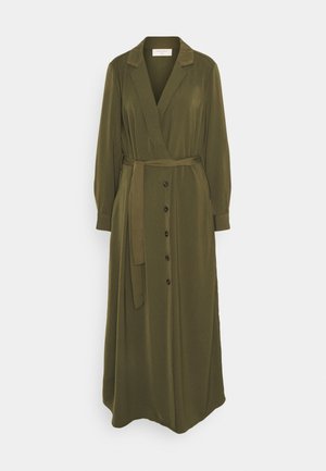 Lange olijfgroene jurk met reverskraag, lange mouwen, knopen aan de voorkant en een bijpassende stoffen riem in de taille.