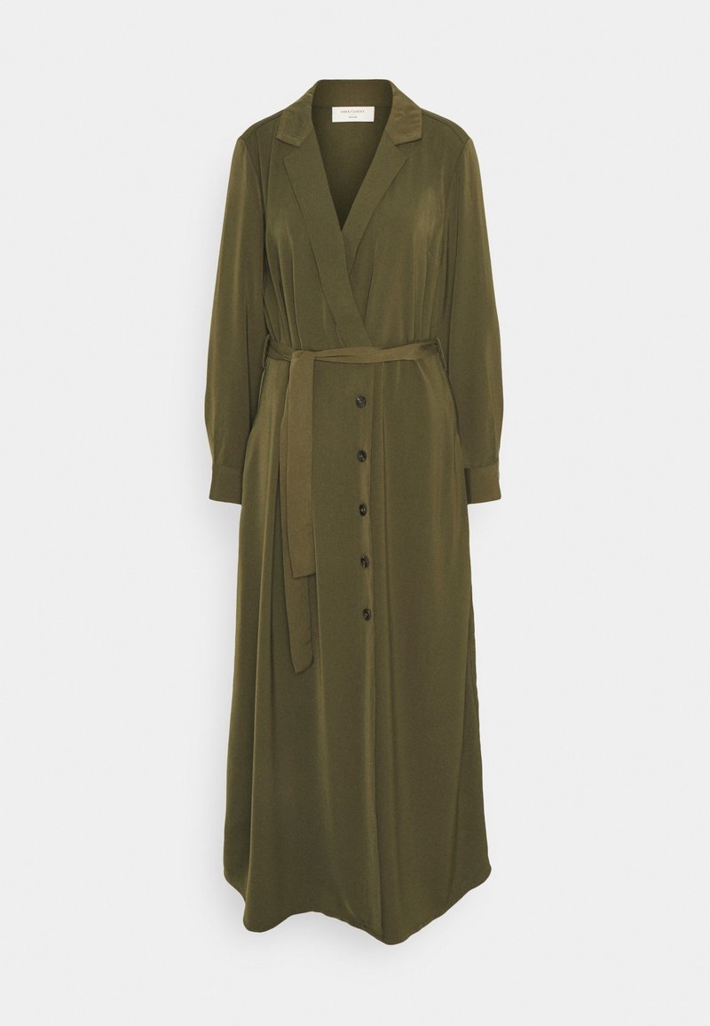 Longue robe vert olive avec col à revers, manches longues, boutons à l'avant et ceinture assortie en tissu à la taille.