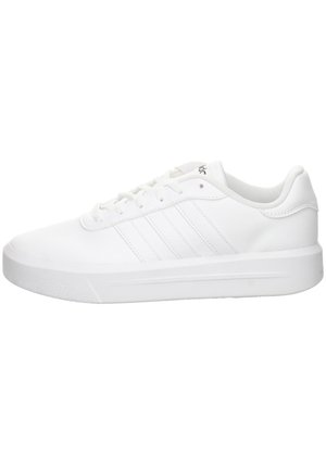 Biały niski sneaker z przodu na sznurowadła, z trzema paskami po bokach, wyściełanym kołnierzem i teksturowaną gumową podeszwą na białym tle.