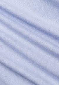 Lichtblauwe gebreide stof met een gestructureerd patroon, die een fijne, ademende gaasstructuur en een gladde oppervlakte-uitstraling heeft.