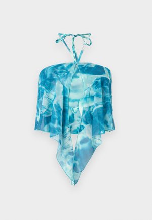 Niebieski top na szyję w technice tie-dye z przezroczystej tkaniny i zakończony spiczastym, chustkowym dołem, zawieszony na białym tle.