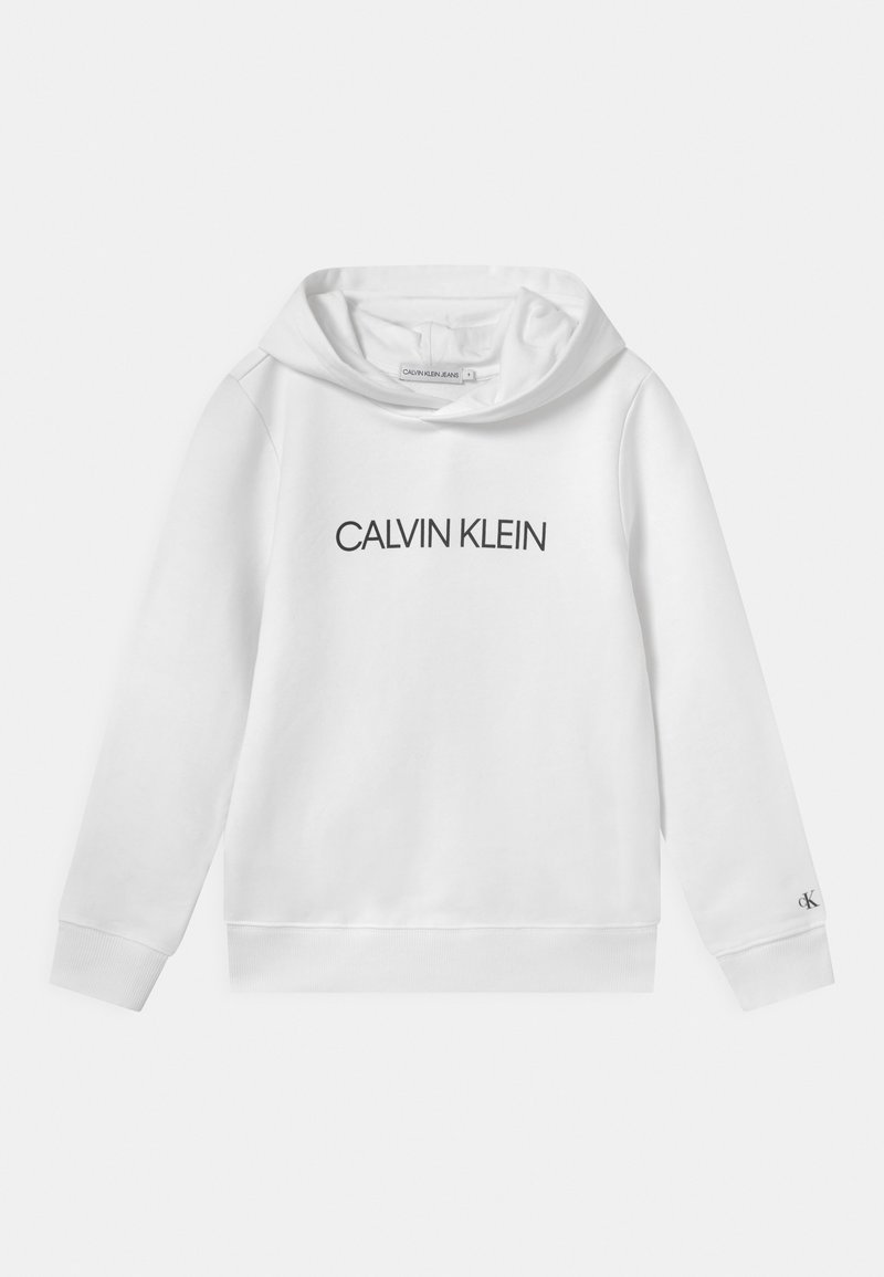 Vit huvtröja med "CALVIN KLEIN" tryckt i svart på bröstet. Har ribbad mudd och en logotyp på vänster ärm. Slät textur.