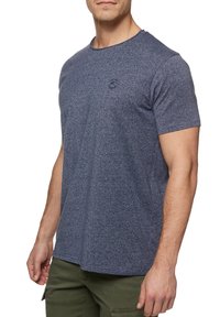 Tamnoplavi t-shirt kratkih rukava s teksturiranim uzorkom i okruglim izrezom. Ima mali logo na prsima i opušteni kroj.