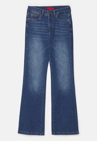 Pantalones vaqueros de mezclilla en un tono azul medio, con un diseño de pierna recta, estilo de cinco bolsillos y un cierre de botón con una etiqueta roja en la cinturilla.