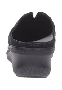 Scarpa nera slip-on con retro arrotondato, caratterizzata da una suola in gomma texturizzata e un superiore liscio. L'interno presenta un rivestimento imbottito.