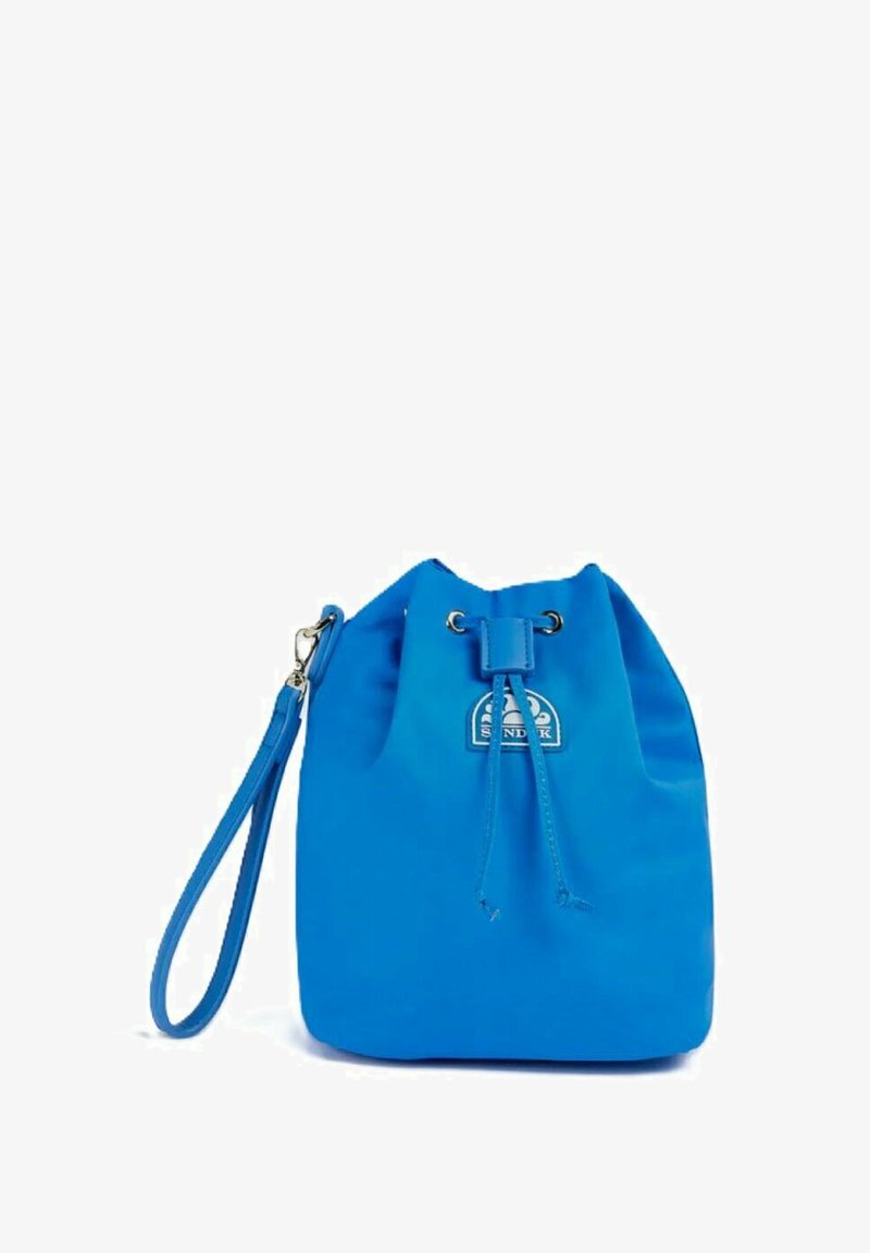 Borsa a secchiello blu in nylon con chiusura a coulisse, dotata di una patch con logo e di un tracolla staccabile. Texture liscia, forma strutturata.