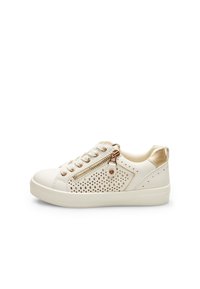 Valge nahast sneaker, millel on perforatsioonidega disain, kuldsed detailid, paeltega esiosa ja külge tõmmatav tõmblukk. Kummikreen tagab stabiilsuse ja mugavuse.
