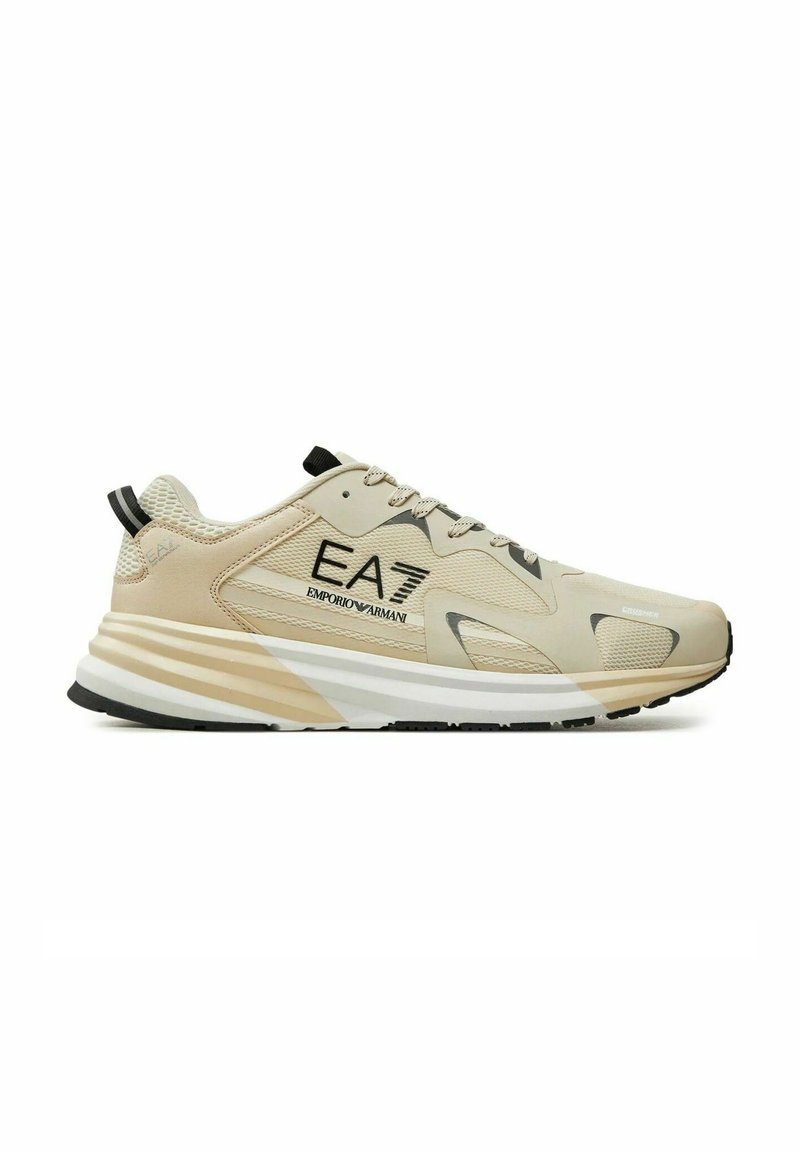 Sneaker atletica beige e crema con logo nero EA7 Emporio Armani, tomaia in rete, suola imbottita e suola esterna nera con battistrada.