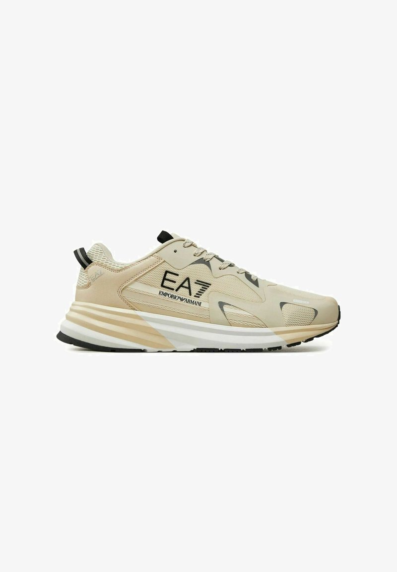 Sneaker atletica beige e crema con logo nero EA7 Emporio Armani, tomaia in rete, suola imbottita e suola esterna nera con battistrada.
