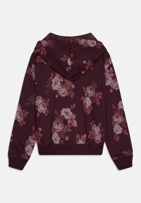 Bordová mikina s květinovým vzorem, na které se nachází růžové a bílé růže, s kapucí na šňůrku a žebrovanými manžetami a spodním okrajem. Měkká textilie.