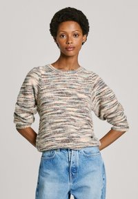 Maglione a righe in tonalità pastello di rosa, blu e beige. Presenta un colletto rotondo e maniche rilassate, leggermente a sbuffo.