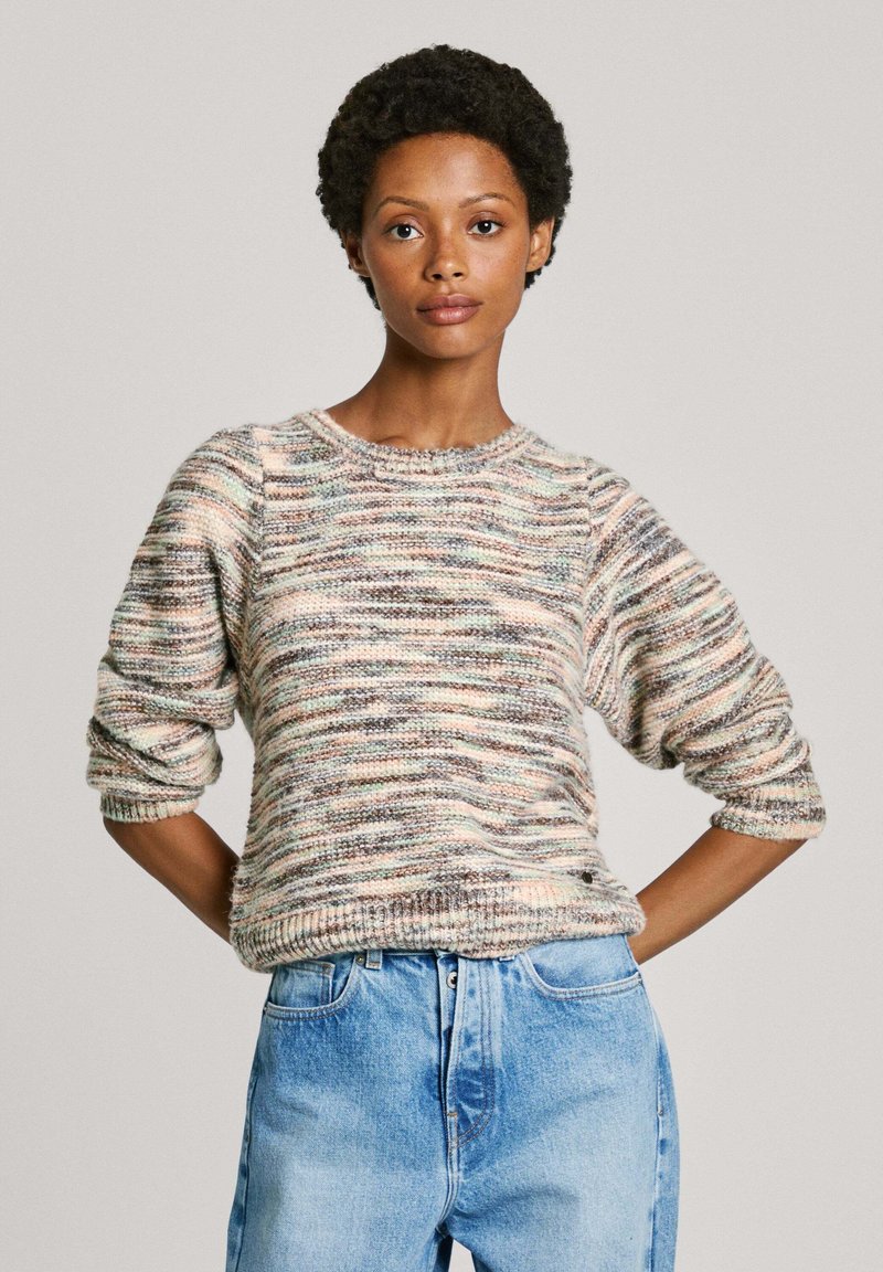 Maglione a righe in tonalità pastello di rosa, blu e beige. Presenta un colletto rotondo e maniche rilassate, leggermente a sbuffo.