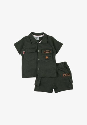 Chemise gris foncé à manches courtes avec deux poches poitrine et broderie orange, associée à un short assorti doté de poches latérales. Tissu doux.