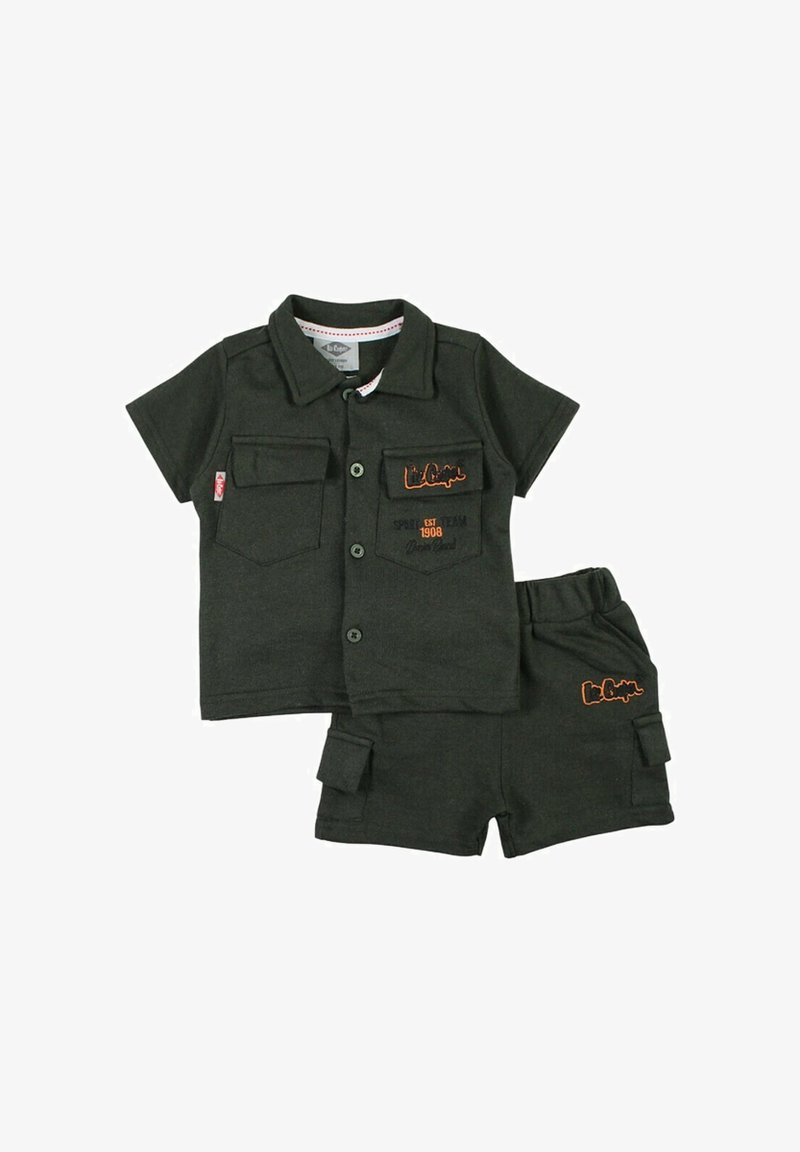 Chemise gris foncé à manches courtes avec deux poches poitrine et broderie orange, associée à un short assorti doté de poches latérales. Tissu doux.