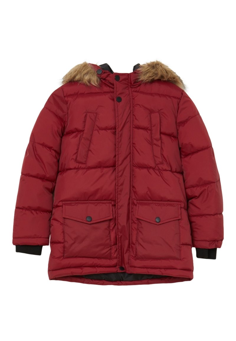 Giacca puffer rossa con cappuccio bordato in pelliccia sintetica. Presenta due tasche frontali con pattine, una chiusura con zip e polsini a costine. Texture liscia.