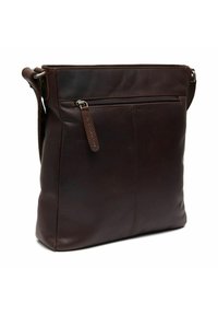 Borsa in pelle marrone con una texture liscia, forma rettangolare e una tasca con zip frontale. Presenta una tracolla regolabile e dettagli di cucitura discreti.