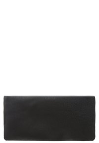 Czarny skórzany portfel o fakturowanej powierzchni, prostokątnym kształcie, z zapięciem na klapkę i bez widocznych elementów metalowych czy zdobień.