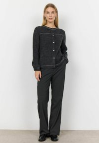 Tummanharmaa neulecardigan, jossa on pyöreä pääntie, pitkät hihat ja viiden napin sulkeminen. Sisältää kontrastoivan vaakasuoran raidan kuvion.