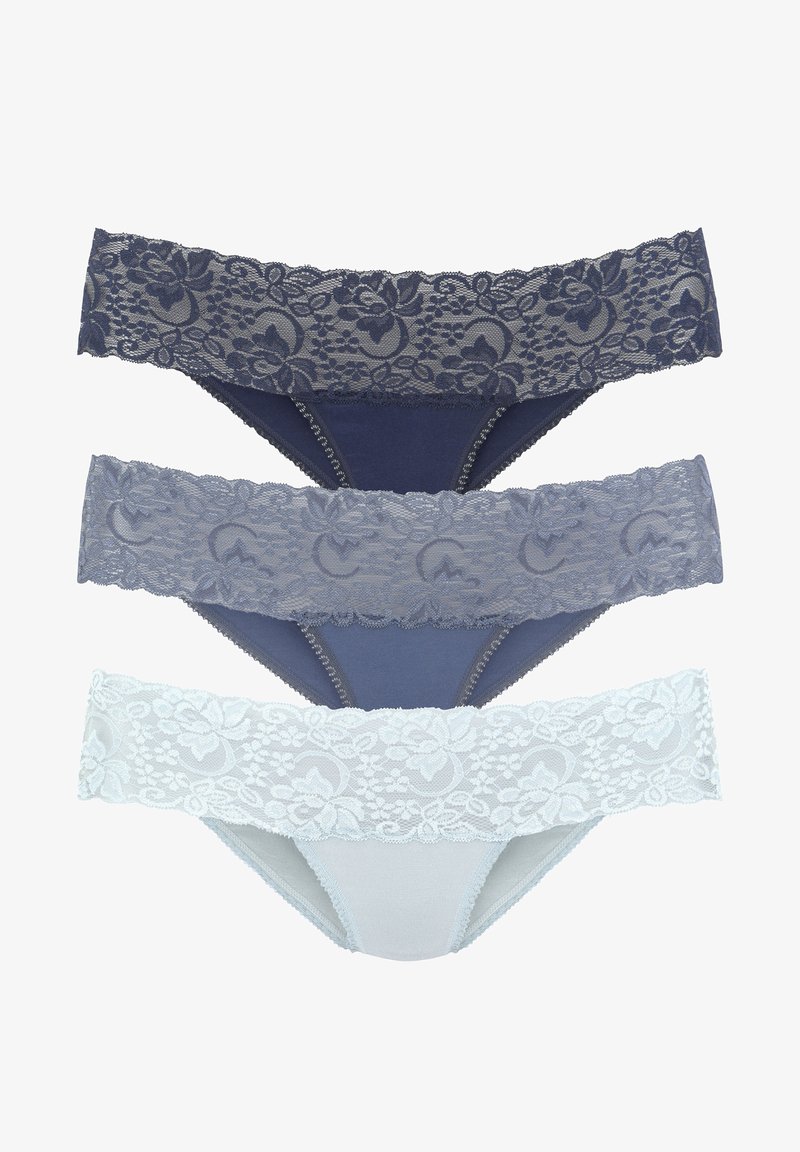 Drei Paar Unterwäsche; Farben: dunkelblau, hellgrau und blassblau. Jedes Stück hat einen floralen Spitzenbund und einen glatten Stoffkörper.