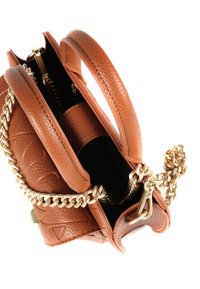 Bolso de cuero marrón con acabado texturizado, strap de cadena dorada y dos asas. Interior visible; cuenta con un compartimento y un bolsillo con cremallera.