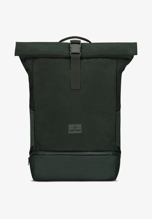 Grüner Rolltop-Rucksack aus strukturiertem Gewebe, mit Schnallenverschluss und glatter Unterseite. Mit einem Logo-Tag auf der Vorderseite.
