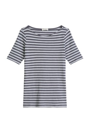 Kurzärmliges, Bootkakausen-Shirt mit abwechselnden hellgrauen und dunkelgrauen horizontalen Streifen, flach auf weißem Hintergrund ausgelegt.