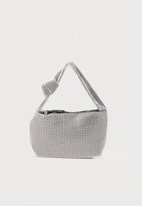 Geantă din material cu model houndstooth, prevăzută cu o singură curea de umăr și închidere cu fermoar în partea de sus. Schema de culori alb-negru.