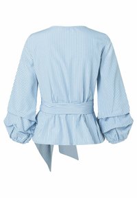 Blusa a righe blu chiaro con maniche a sbuffo voluminose, vita cinchata e orlo a peplum svasato con un dettaglio a legatura sul retro.