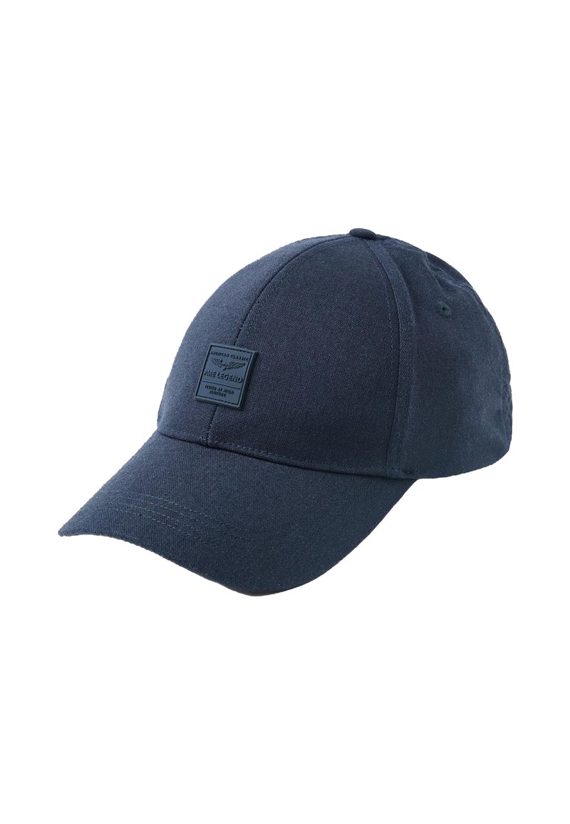 Gorra azul marino hecha de tela, con visera curva, ojales cosidos y un parche de logo cuadrado en el frente. Textura suave.