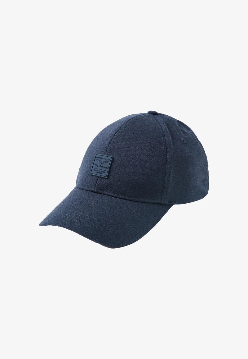 Gorra azul marino hecha de tela, con visera curva, ojales cosidos y un parche de logo cuadrado en el frente. Textura suave.