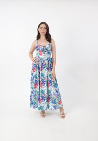 Blomster maxi kjole med et blåt, rødt og grønt mønster, justerbare stropper og en tætsiddende bodice med en svajende nederdel.