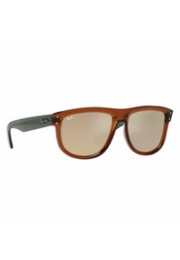 Occhiali da sole in acetato marrone con bracci grigi, lenti sfumate e dettagli in metallo sulla montatura; forma rettangolare con bordo spesso.