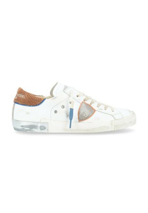 Sneaker bianco con colletto in corduroy beige, accenti blu e dettaglio del logo. Presenta lacci, suola in gomma e texture scalfita.