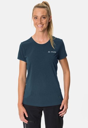 Korte mouwen, ronde hals t-shirt in donkerblauwe stof. Bevat een subtiele textuur en een klein wit logo op de linkerkant van de borst.