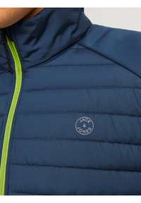 Jack & Jones QUILTED COLLAR - Overgangsjakke - ensign blue/wild lime