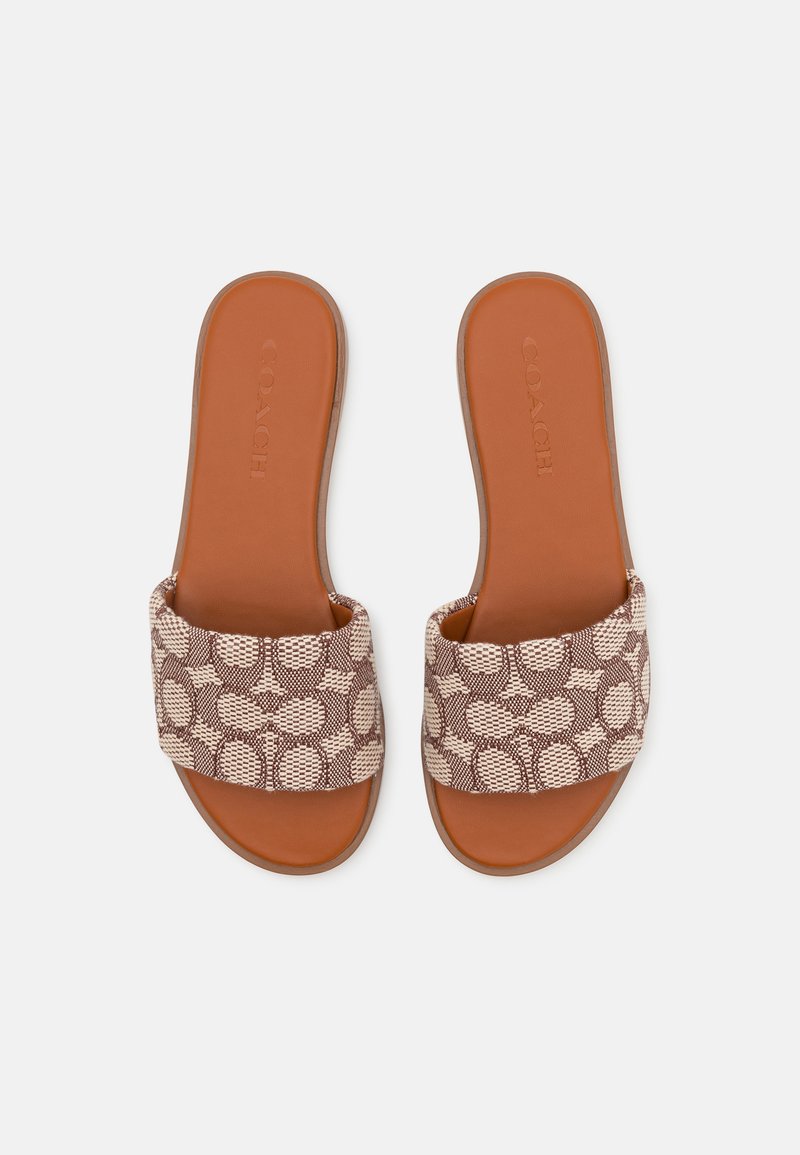 Bruine slide sandals met een patroon in de textiel bovenkant en een gladde tan voetbed. Heeft een brede riem en een platte zool voor draagcomfort.