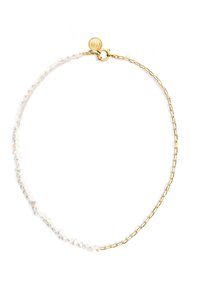Collar de cadena de oro con perlas blancas de forma irregular, con un cierre de langosta y un acento en forma de disco cerca del área del cierre.
