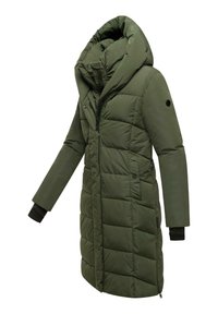 Groene geïsoleerde pufferjas met een hoge kraag en oversized capuchon, voorzien van een ritssluiting, zijzakken en ribgebreide manchetten.