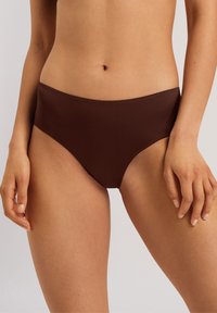 Slip bikini alto marrone realizzato in tessuto morbido, caratterizzato da un design senza cuciture e cuciture minime. Adatto per costumi da bagno.