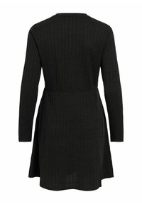 Robe noire côtelée avec une taille cintrée et des manches longues, dotée d'un col rond et d'un ourlet évasé. Texture lisse et matériau extensible.