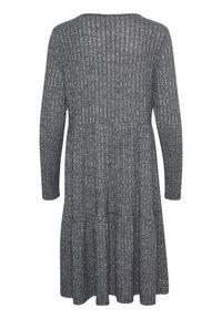 Grijze geribbelde jurk met een ronde halslijn, lange mouwen en een tiered rok. Gemaakt van een textuur gebreide stof, met een vloeiende ontwerp.