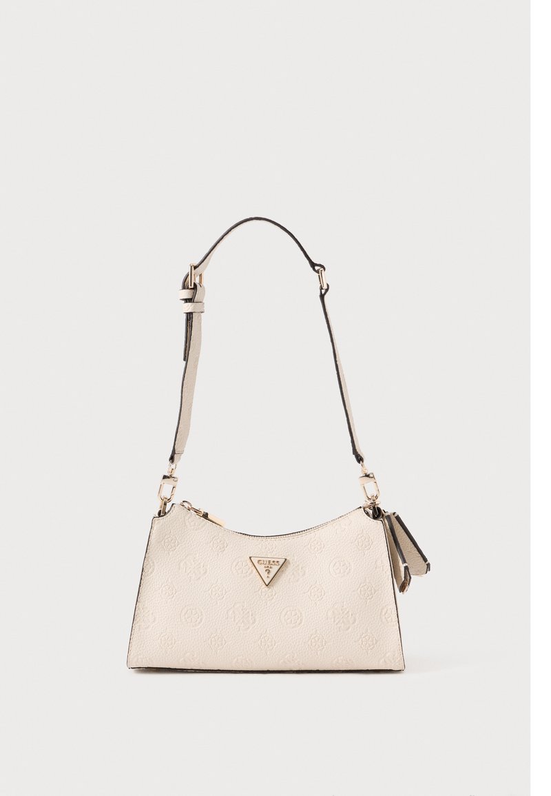 Beige leren schoudertas met een gestructureerd oppervlak, gouden hardware en een driehoekige logoplaat. Heeft een afneembare riem en ritssluiting.